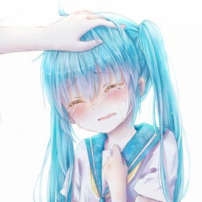 游客在洛阳折断牡丹花跳进花丛拍照